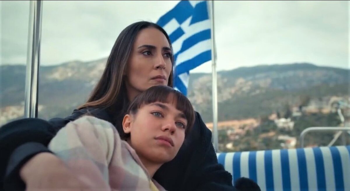 Скриншот из сериала "От кого мы бежали, мама?". "Мама говорит, мы гостиничные птицы, порхаем от отеля к отелю".