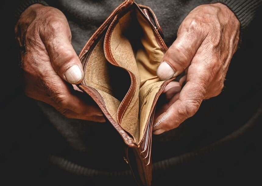 Источник фото: https://www.shutterstock.com/image-photo/empty-wallet-hands-elderly-man-poverty-439390204