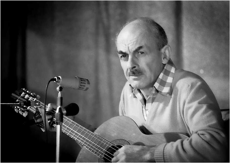 Булат Окуджава. Фото Яндекс.Картинки. 