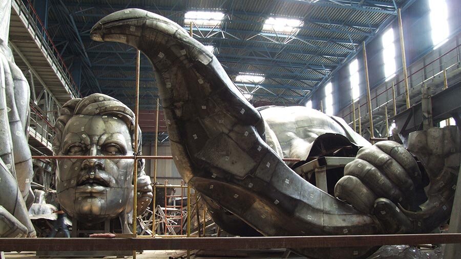 Скульптор мухина в. Работник и колхозница памятник. Реставрация скульптуры. Рабочий и колхозница памятник стройка. Памятник рабочий и колхозница в москве на вднх.