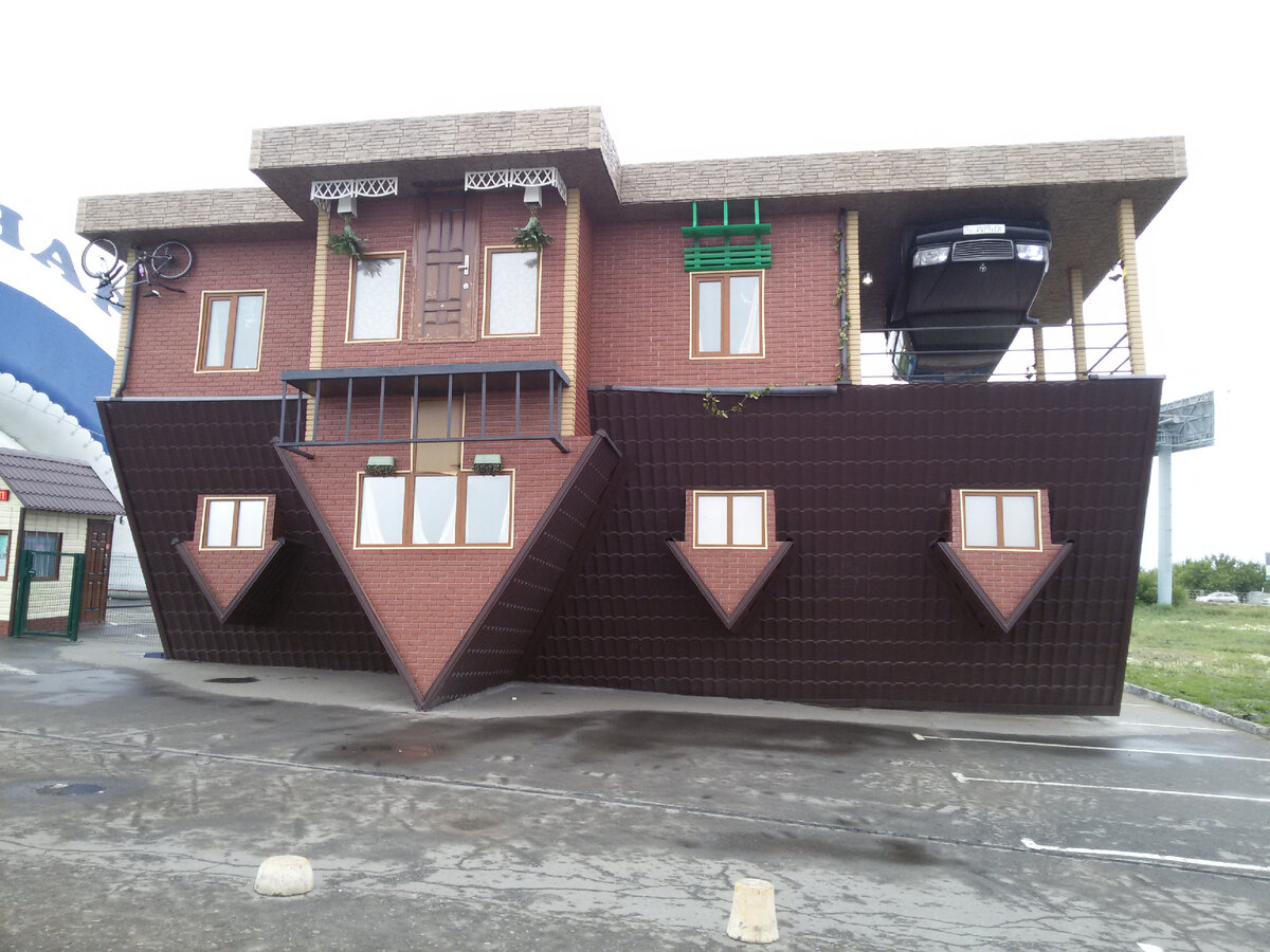 Омск встретил меня вверх ногами. Вот таким вот аттракционом "Дом вверх дном"