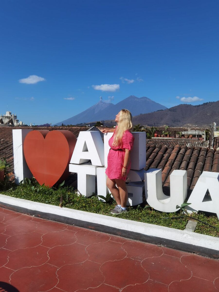 Город Антигуа, вулкан Фуэго, Гватемала