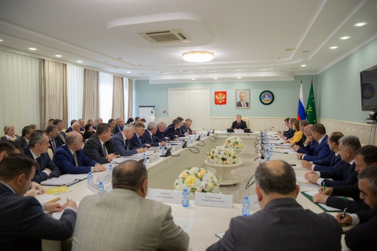    Глава Адыгеи провёл планёрное совещание Кабинета министров РА