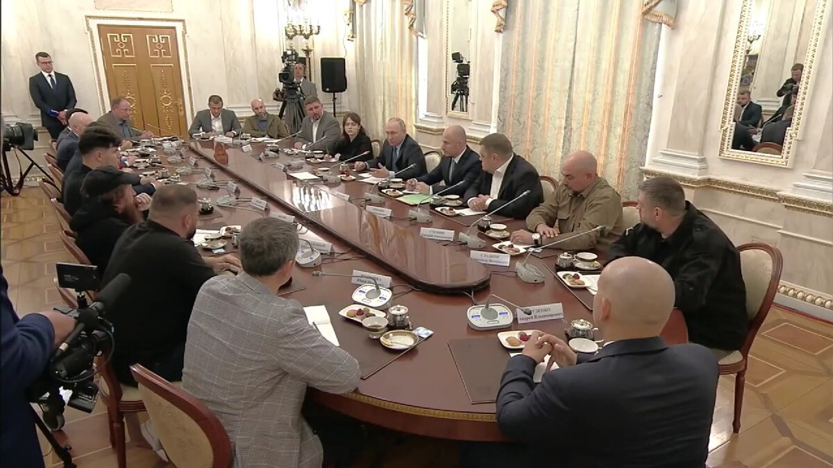 А в какой ещё стране президент встречается с блогерами тет-а-тет? Причём, это происходит уже не в первый раз. В одном французском антиутопичном боевике было нечто подобное... 