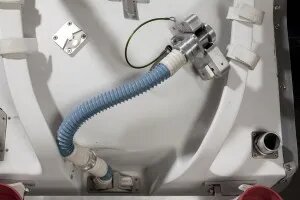 Основание унитаза хранит и сжимает твердые отходы, которые попадают в отверстие в верхней части унитаза. Жидкие отходы всасываются в трубу наверху через прикрепляемые воронки, а затем выбрасываются в космос