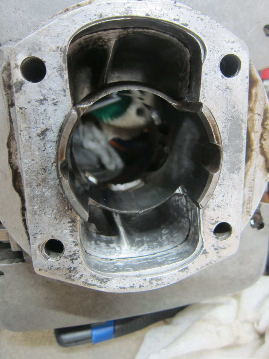 Видно несовпадение размеров каналов цилиндра и тонкой алюминиевой прокладки