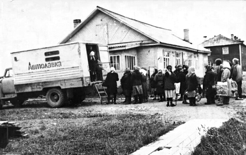 Вот вам и деревенский сход! Есть время обо всём поговорить... Фото из открытых источников.