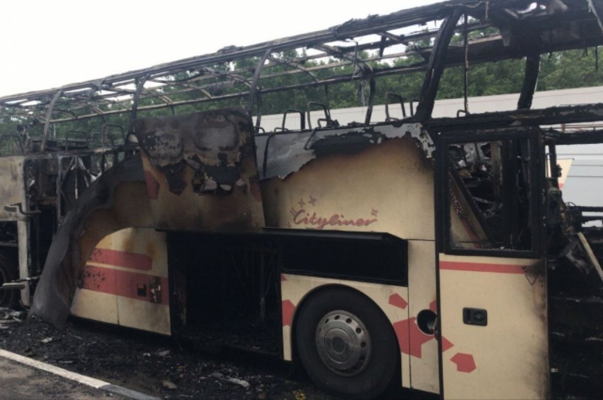    Туристический автобус полностью сгорел в Липецкой области