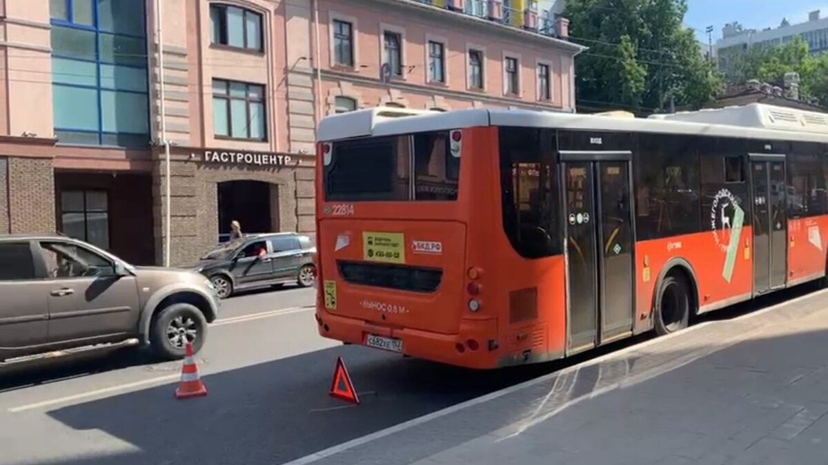     На улице Большой Покровской Нижнего Новгороде автобус сбил несовершеннолетнюю девочку. О подробностях рассказали в пресс-службе регионального УГИБДД.
