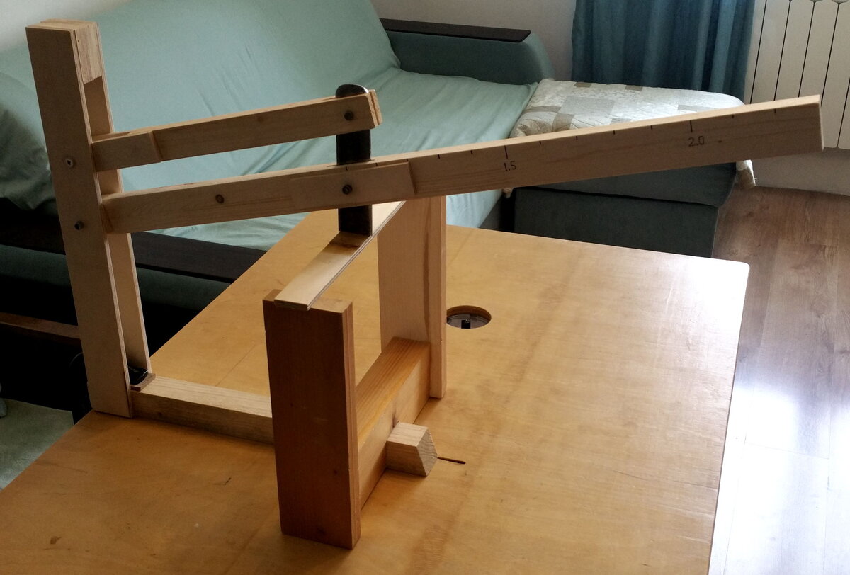 Пресс готов к работе. Я есть и спать не могу, пока не сравню прочность клееных и цельных образцов друг с другом!