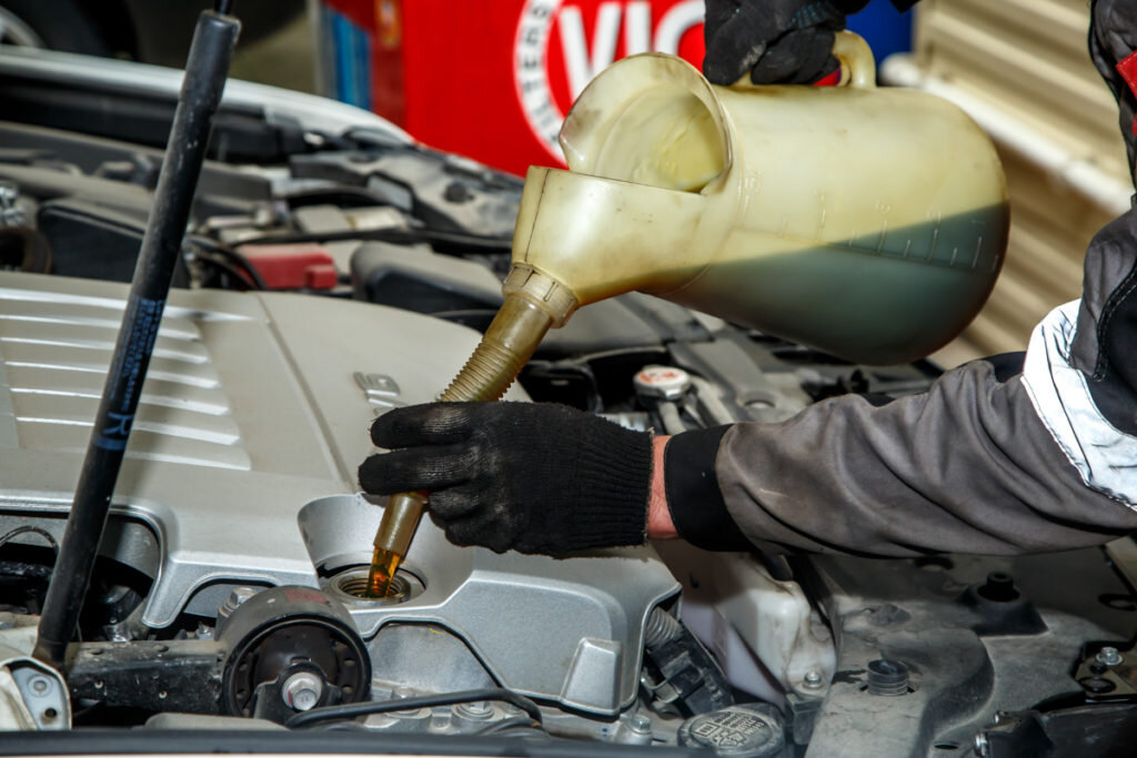 Как часто менять моторное масло: объясняю простыми словами | Секреты ...