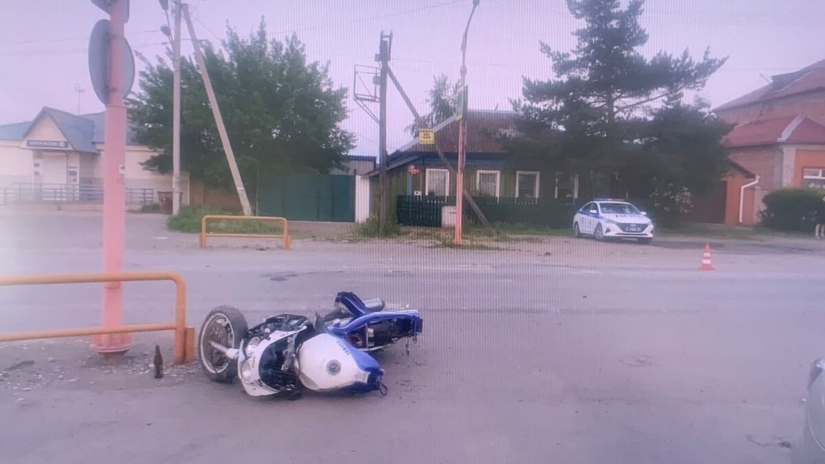     В Абакане на Центральной улице случилась странная авария. В мотоциклиста въехала машина, после чего мужчина бросил свой транспорт и скрылся.