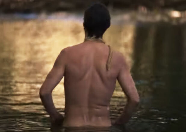 Мужик лещей ловит.