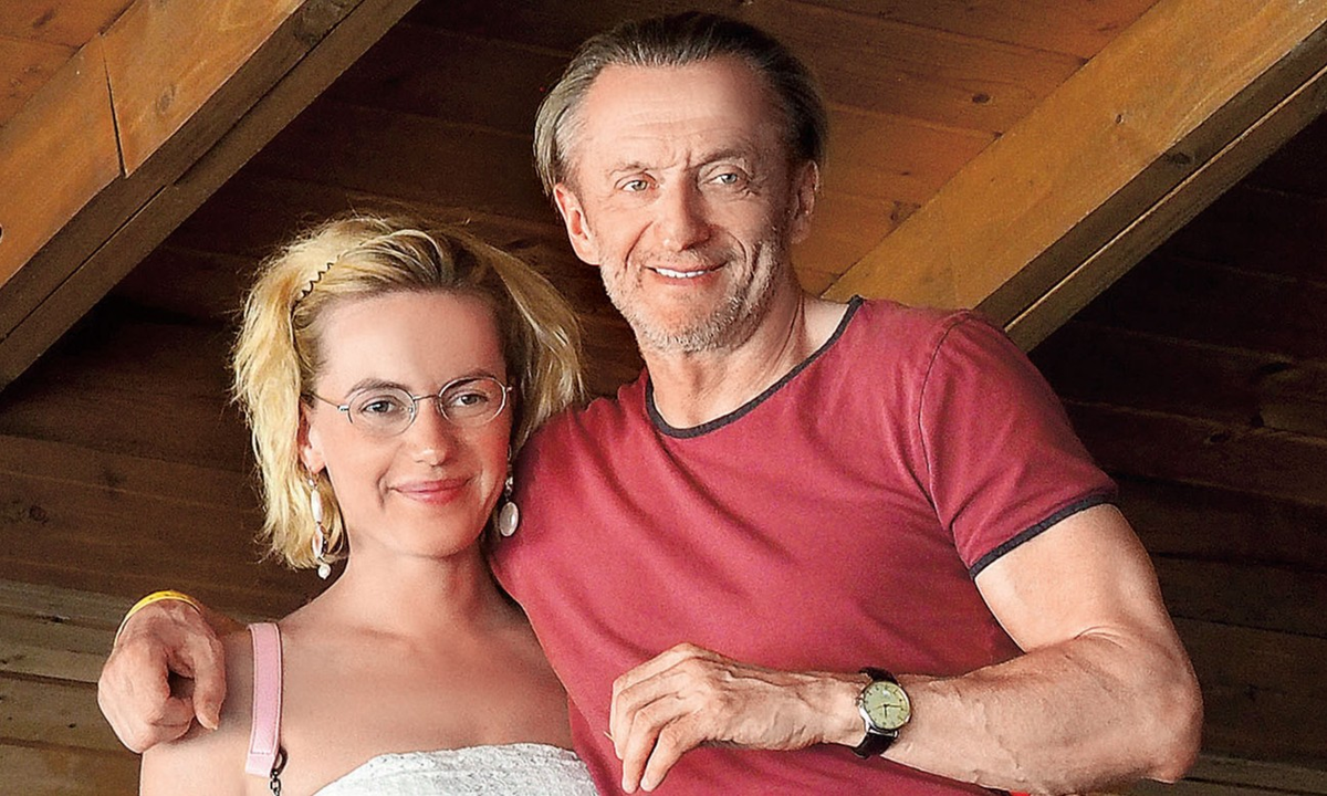 С молодой женой 