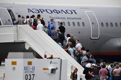    Пассажиры во время посадки в самолет Airbus A321-200 авиакомпании "Аэрофлот" ©Константин Михальчевский РИА Новости