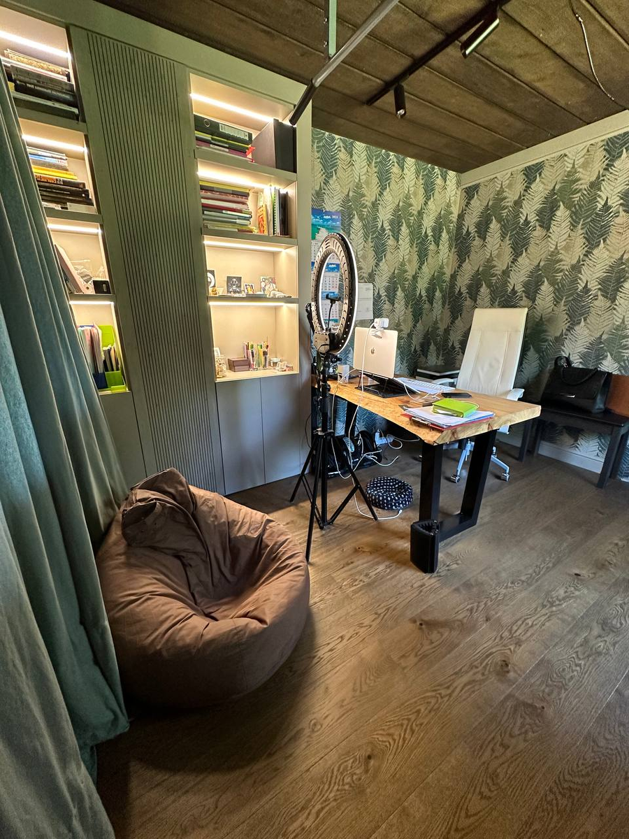 Реклайнер не влез, поэтому поставила кресло-мешок. В нем работаю на телефоне.