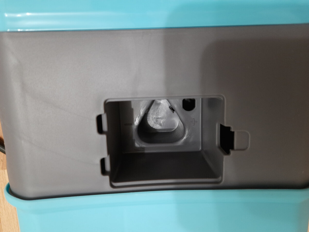 Как зарядит опрыскиватель? Зарядить аккумулятор! (Три фото)