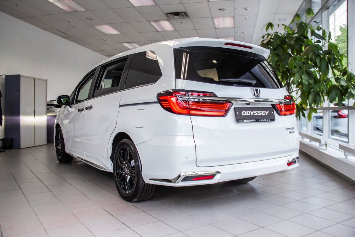 Заднюю дверь можно открыть без рук снаружи и кнопкой в салоне. Широкие сдвижные двери расположены по обе стороны авто и тоже имеют электропривод.