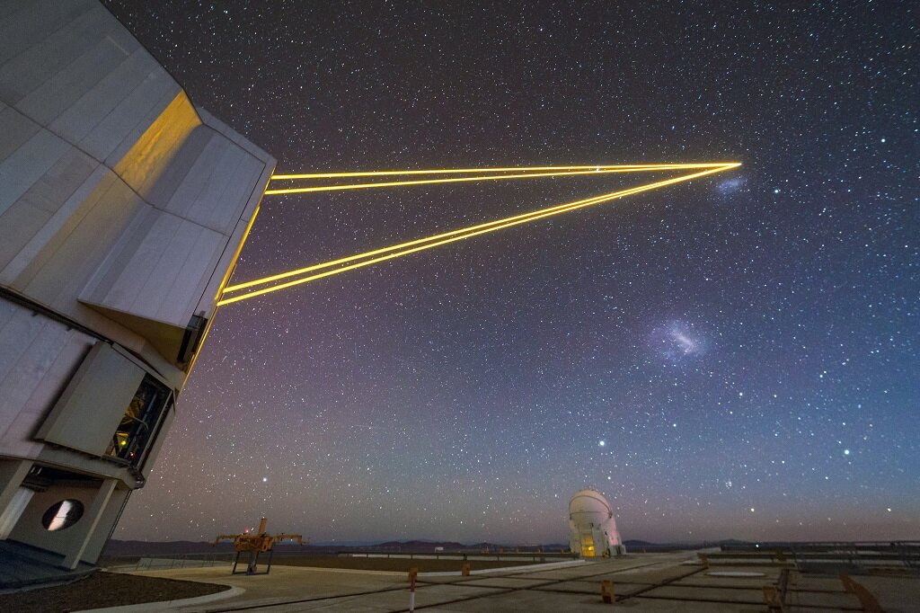 
Четыре 22-ваттных лазера зажигают натриевую звезду над Большим и Малым Магеллановыми облаком