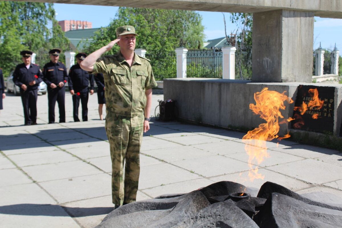 Ребенок возлагает цветы к вечному огню рисунок