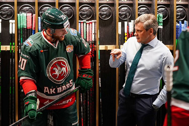  В Минске главным тренером теперь работает Дмитрий Квартальнов, который отлично знаком с Кэмпфером по работе в «Ак Барсе». Главный тренер «Динамо» был лично заинтересован в переходе американского защитника, но и белорусам не удалось его убедить Фото: ak-bars.ru