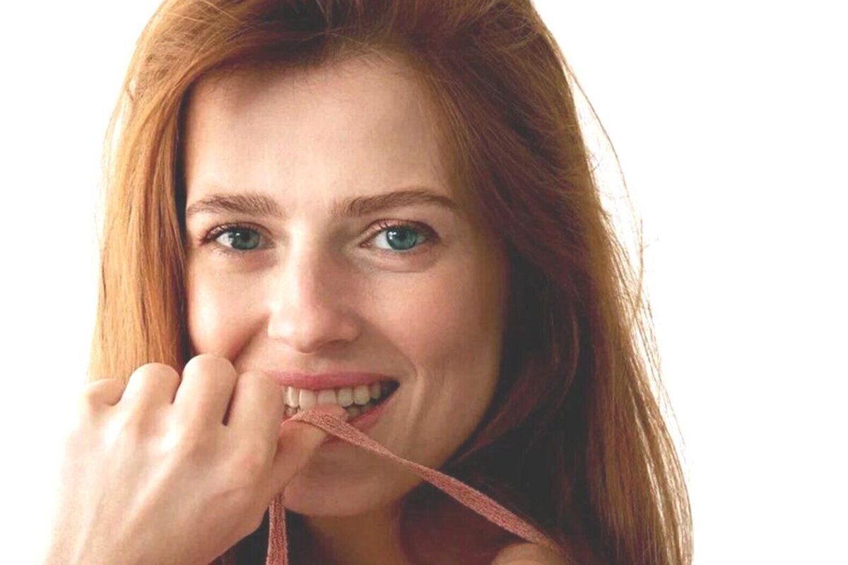     «Роскошь выглядит, как я»: Софья Эрнст после преображения снялась в облегающем платье без белья