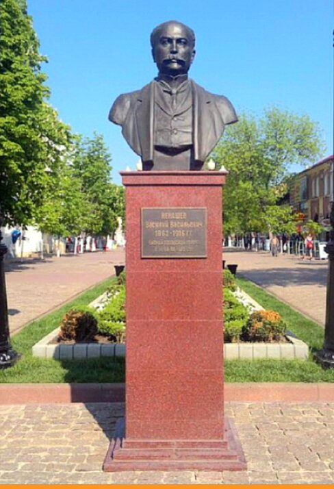 Памятник Городскому голове Василию Ненашеву.