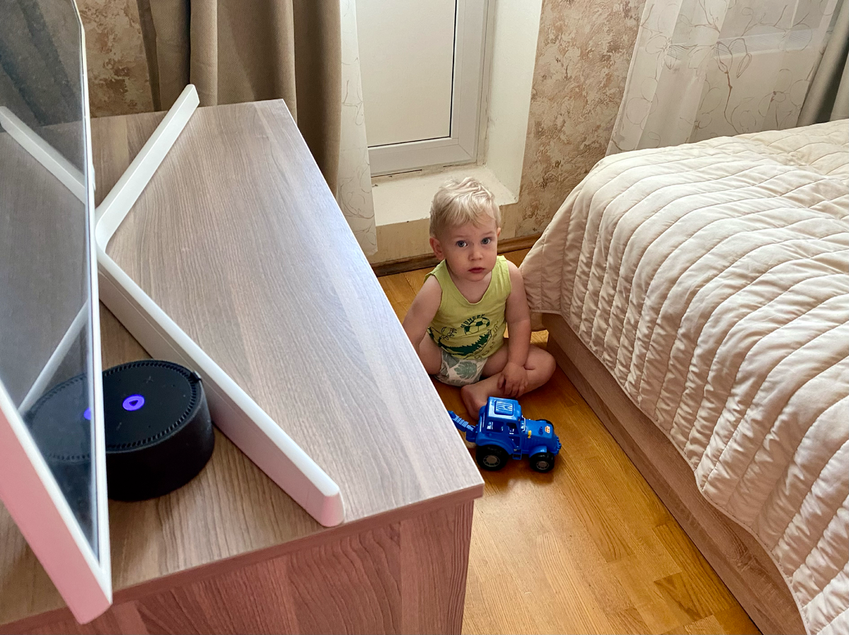 Тимофей знает, что Алиса живёт в двух колонках — на кухне и в комнате.