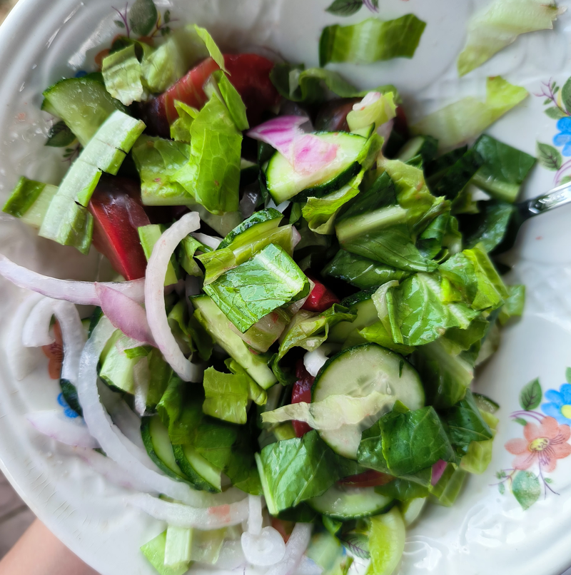 Салат из свежих овощей, перекус или часть обеда