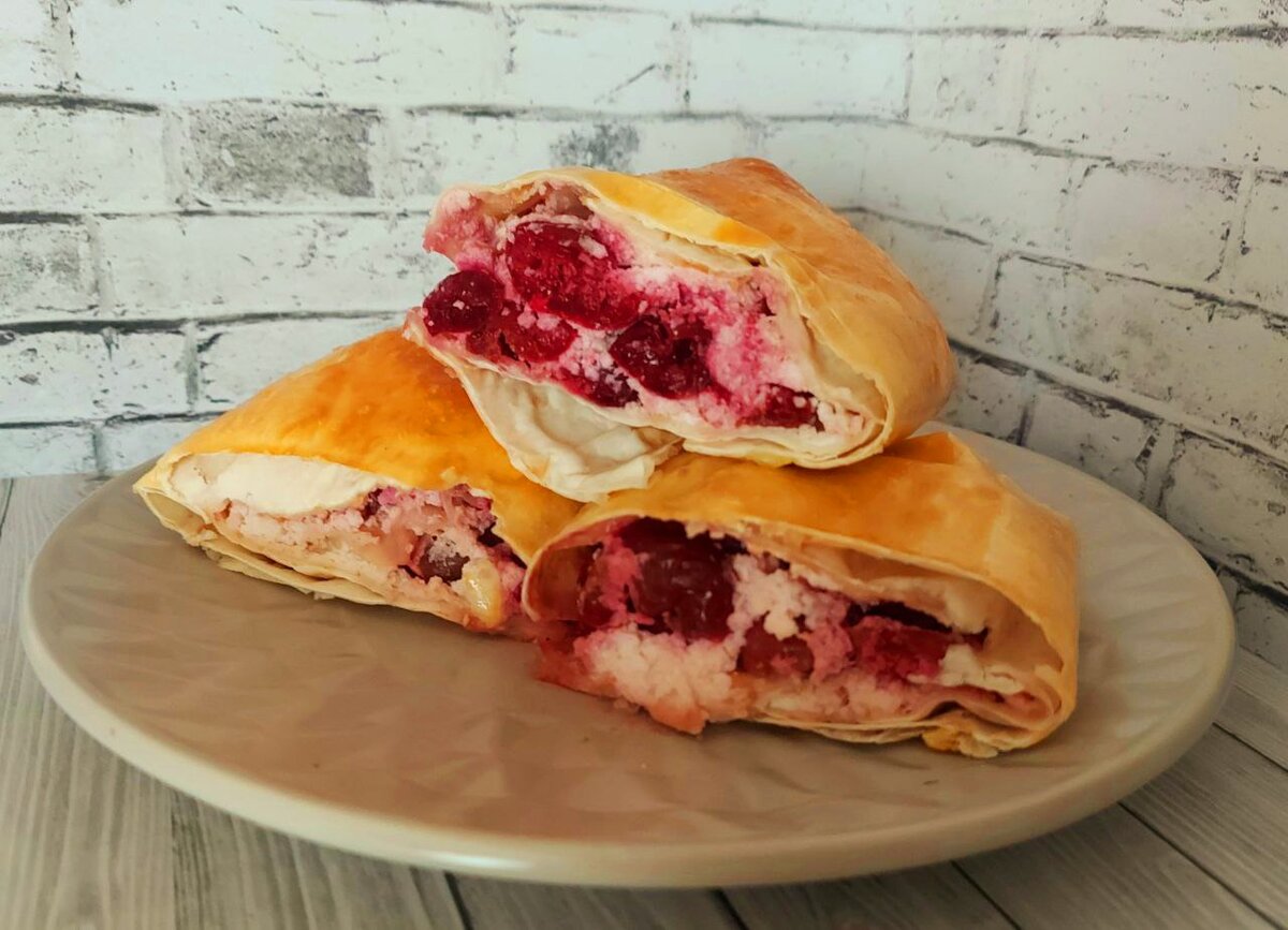 Рулет из лаваша с творогом и черешней