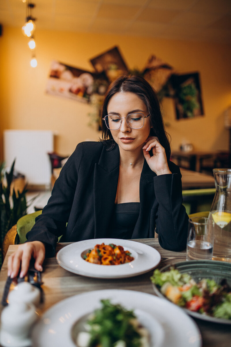 <a href="https://ru.freepik.com/free-photo/young-woman-eating-pasta-in-a-cafe_11600672.htm#query=%D1%80%D0%B5%D1%81%D1%82%D0%BE%D1%80%D0%B0%D0%BD&position=30&from_view=search&track=sph">Изображение от senivpetro</a> на Freepik