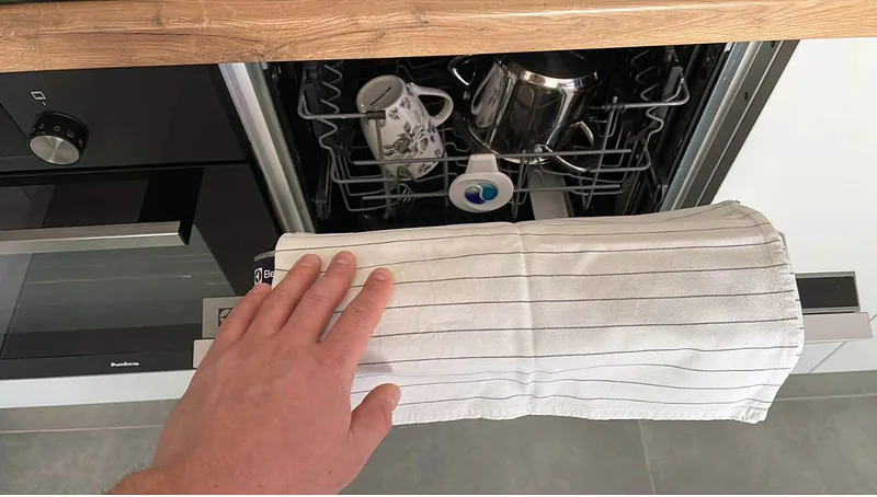 Mit einem Geschirrspüler sparen Sie nicht nur Geld, sondern auch Wasser, da er mehrere Gerichte gleichzeitig spülen kann. Aber der Preis für Geschirrspülmittel ist hoch.-3