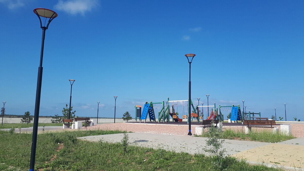 Одна из многих детских площадок.