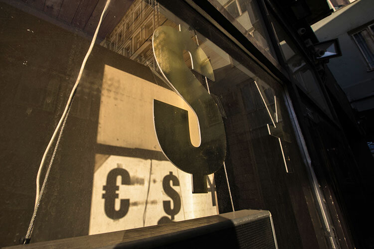    «Люди, которые уклоняются от уже пролетевшей пули, покупали доллар по 100. Куча народу купила доллар по 100, куча народу накупила билеты в Грузию по 200–300 тысяч» Фото: «БИЗНЕС Online»