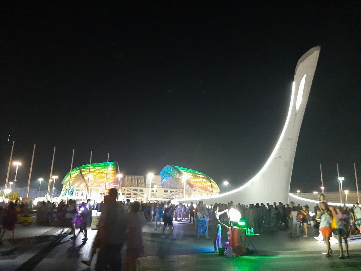 Стадион Фишт в Олимпийском парке ночью. Фото автора