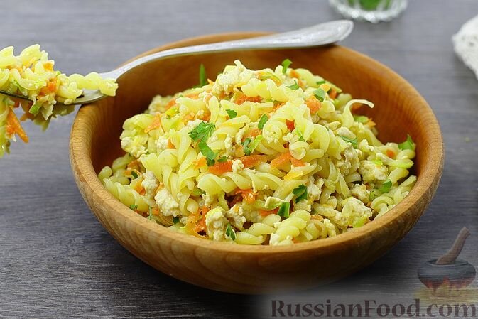 макароны, фарш куриный, кабачки, морковь, лук репчатый, масло растительное, соль, перец чёрный молотый