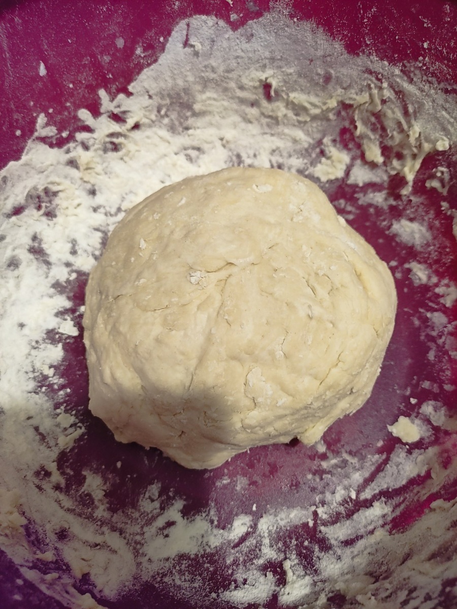 Замешиваем тесто из ингредиентов, описанных выше. Тесто не прилипает к руках, мягкое и воздушное. Отправляем в теплое место под  пищевую пленку или полотенце (как делали мои бабушка и мама) 