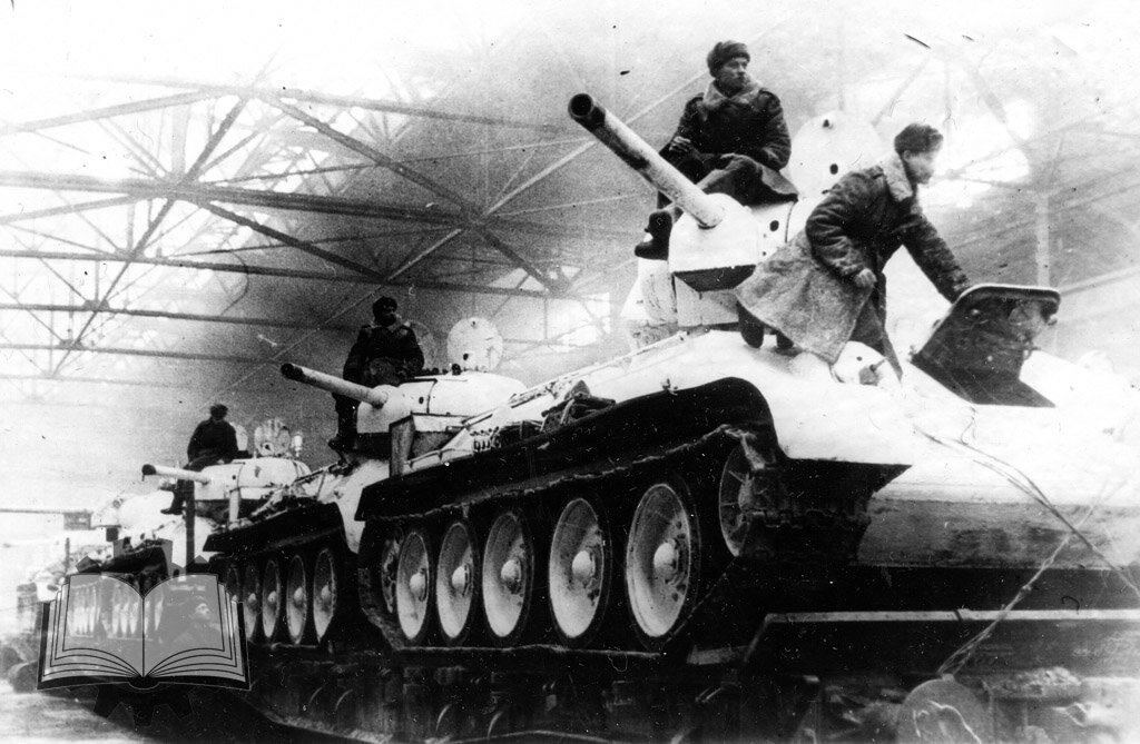 Летом 1942 года главным танком Красной Армии окончательно назначили Т-34. Выпускать его стали и на ЧКЗ, где производились тяжелые танки.