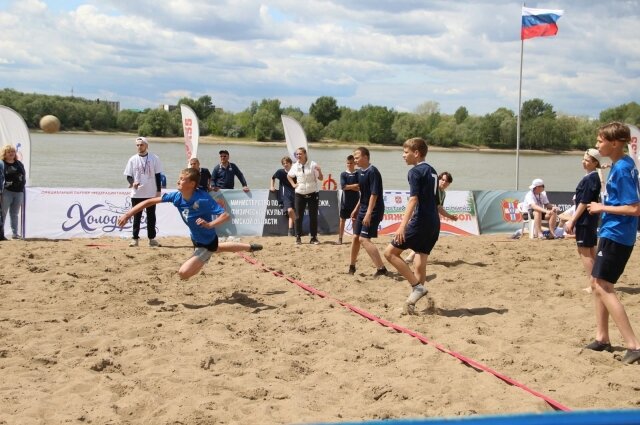    Было пасмурно и дождливо, но игра не прекращалась. Фото: Федерация гандбола Кузбасса