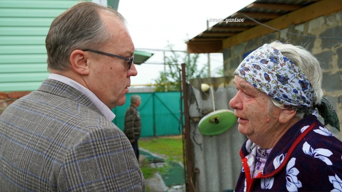     Евгений Пригожин заявлял, что на пути вагнеровцев на Москву не пролилось ни капли русской крови и не было нанесено никакого ущерба гражданскому населению. Про жертвы молчит Минобороны, а про ущерб становится понятно сейчас. В Воронежской области пострадали больше 20 домов.