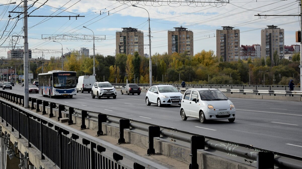     Состояние Астраханского моста продолжает тревожить волгоградцев. Внимательные горожане обнаружили многочисленные дыры и провал на тротуаре мостового перехода.