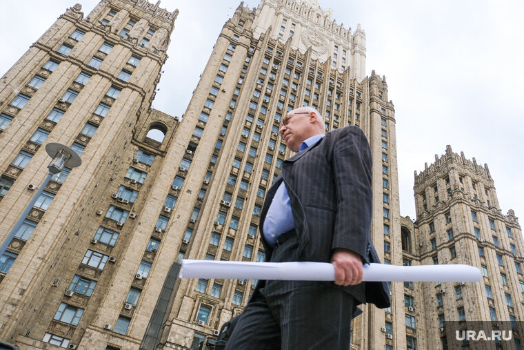    У россиян нет средств для покупки обратного билета, пишет Mash