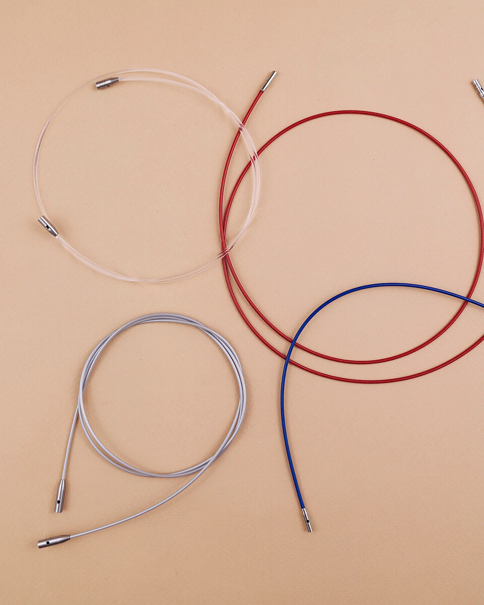 Нейлоновые - мягкие и гибкие, металлические - самые прочные, а пластик отличается легкостью и гибкостью, но при этом является самым уязвимым материалом и достаточно хрупкий в использовании.
