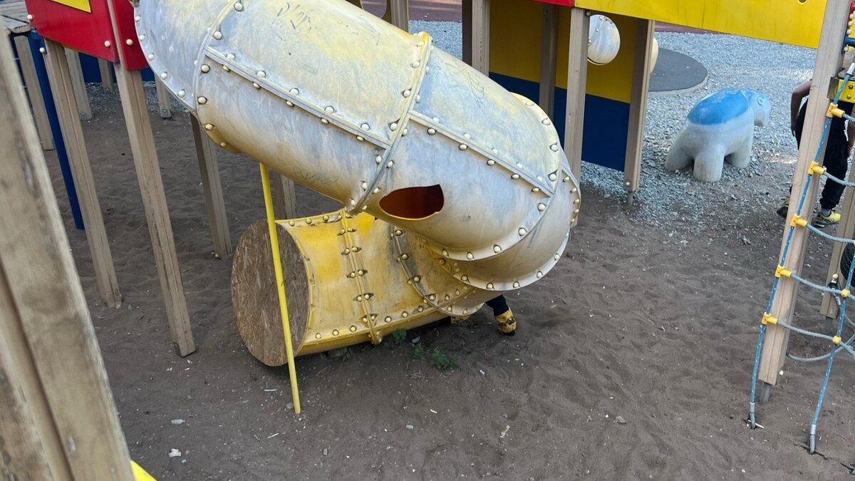     В соцсетях жители Сарапула сообщили о детском парке, который скоро превратится в заброшенное место.