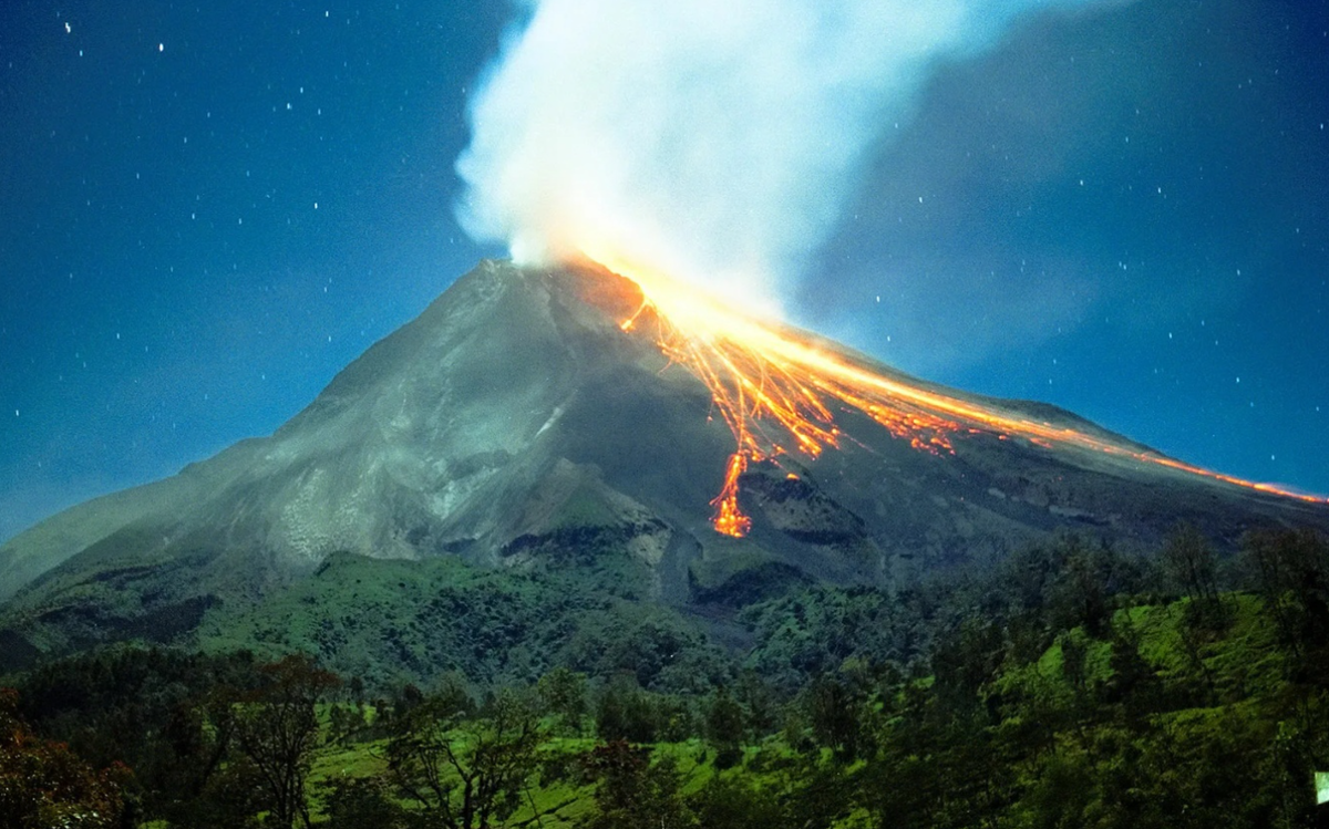 Из действующих вулканов земли наиболее широко известны. Вулкан Мерапи Индонезия. Вулкан Мерапи на острове Ява. Вулкан Сангай. Извержение вулкана Мерапи на острове Ява.