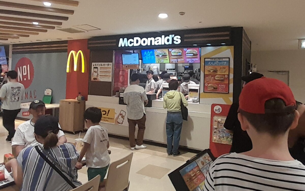 Вроде всё как обычно. До стенда с меню ещё не дошли...