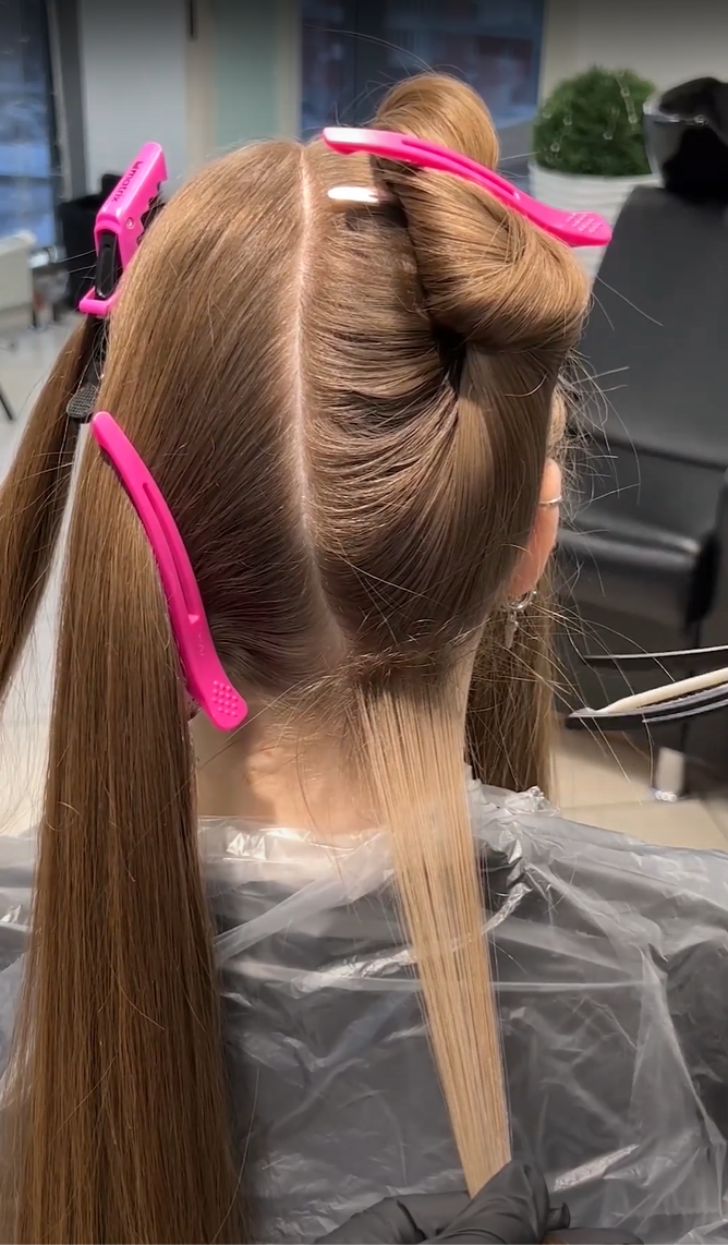 Начало обесцвечивания: выбор на глаз первой пряди для последующего нанесения красителя