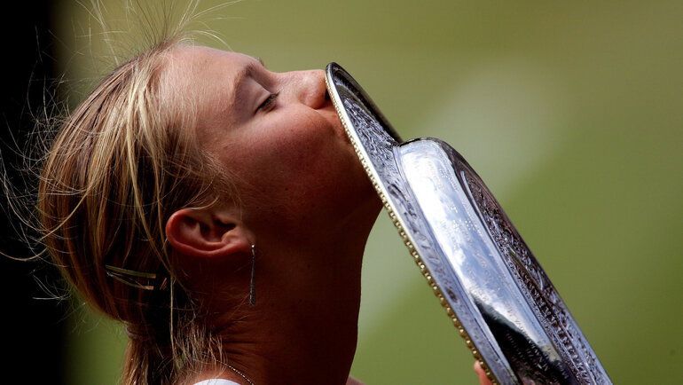   Мария Шарапова после победы на Уимблдоне в 2004 году. Getty Images
