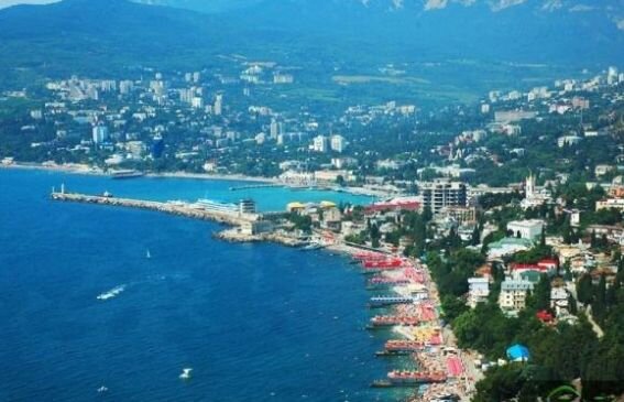 Дома на склонах холмов в Крыму