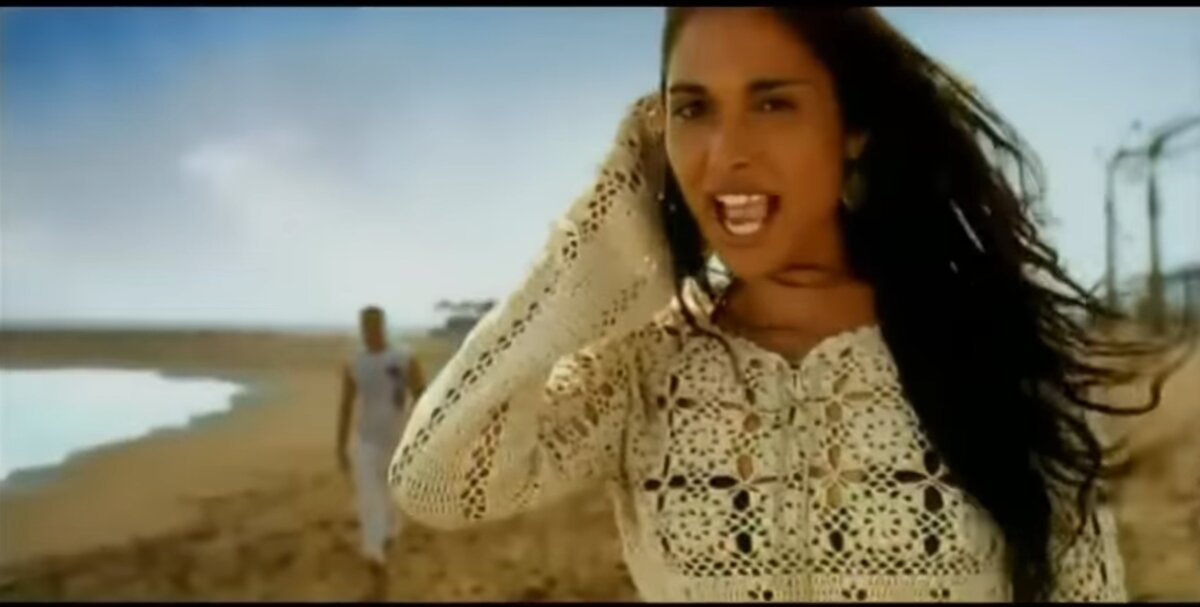 Кадр из клипа. Помню, как в старших классах искала по всем рынкам и магазинам похожую кофточку:)